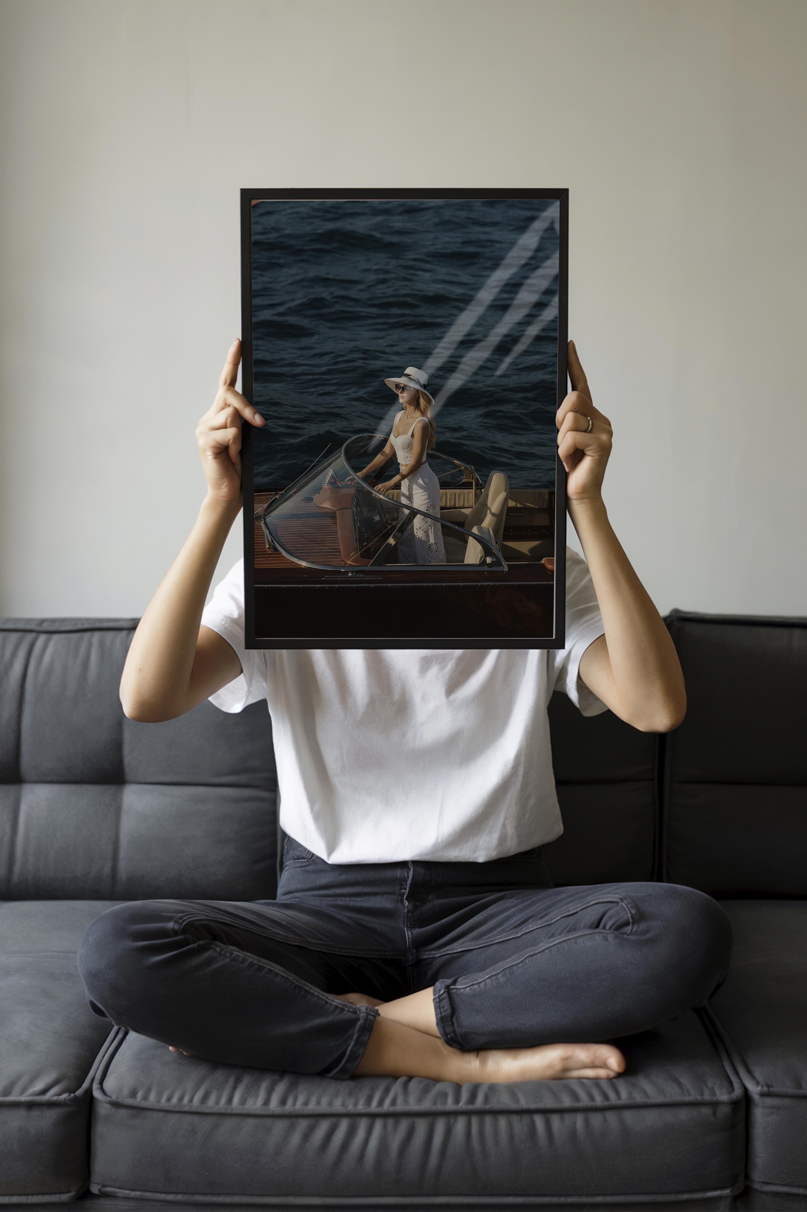 Kadın ve Tekne Posteri, Siyah Çerçeveli Poster, Old Money Serisi, NO:113169