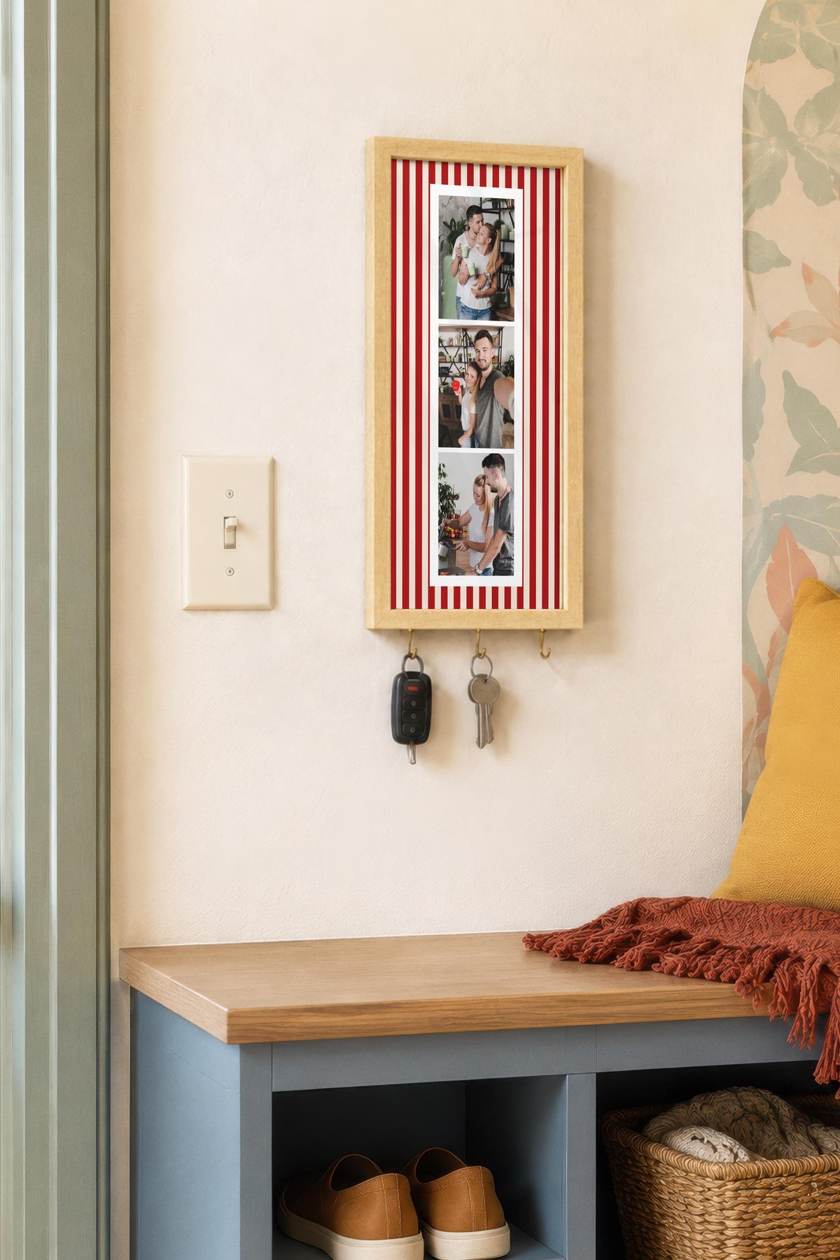 Parlak Kırmızı Çizgili Kişiye Özel Tablo Anahtarlık, Photobooth Stili, Bej Fotoğraf Çerçevesi Dikey