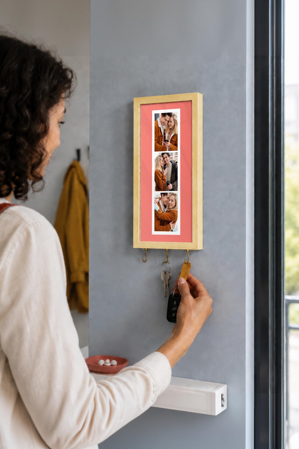 Açık Kırmızı Dokulu Kişiye Özel Tablo Anahtarlık, Photobooth Stili, Bej Fotoğraf Çerçevesi Dikey