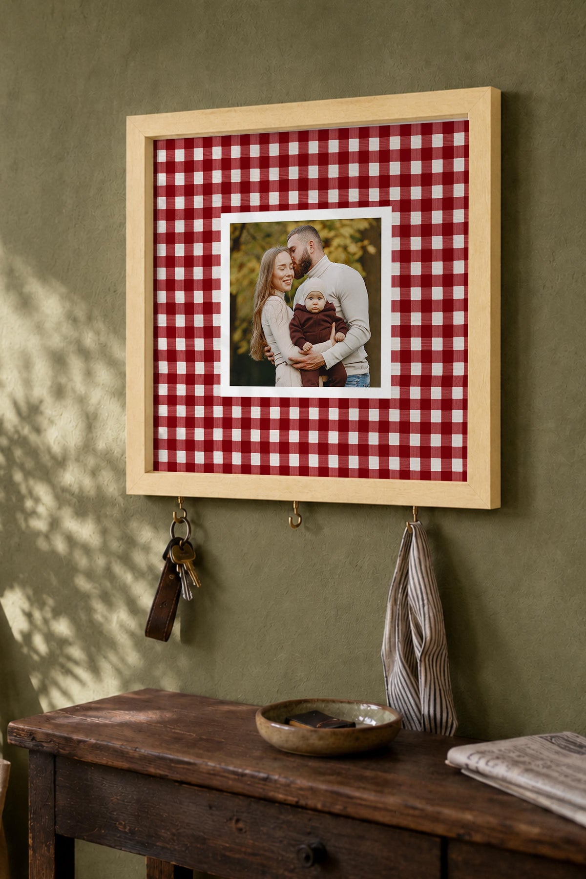 Kırmızı Beyaz Ekose Kişiye Özel Tablo Anahtarlık, Photobooth Stili, Bej Fotoğraf Çerçevesi Kare