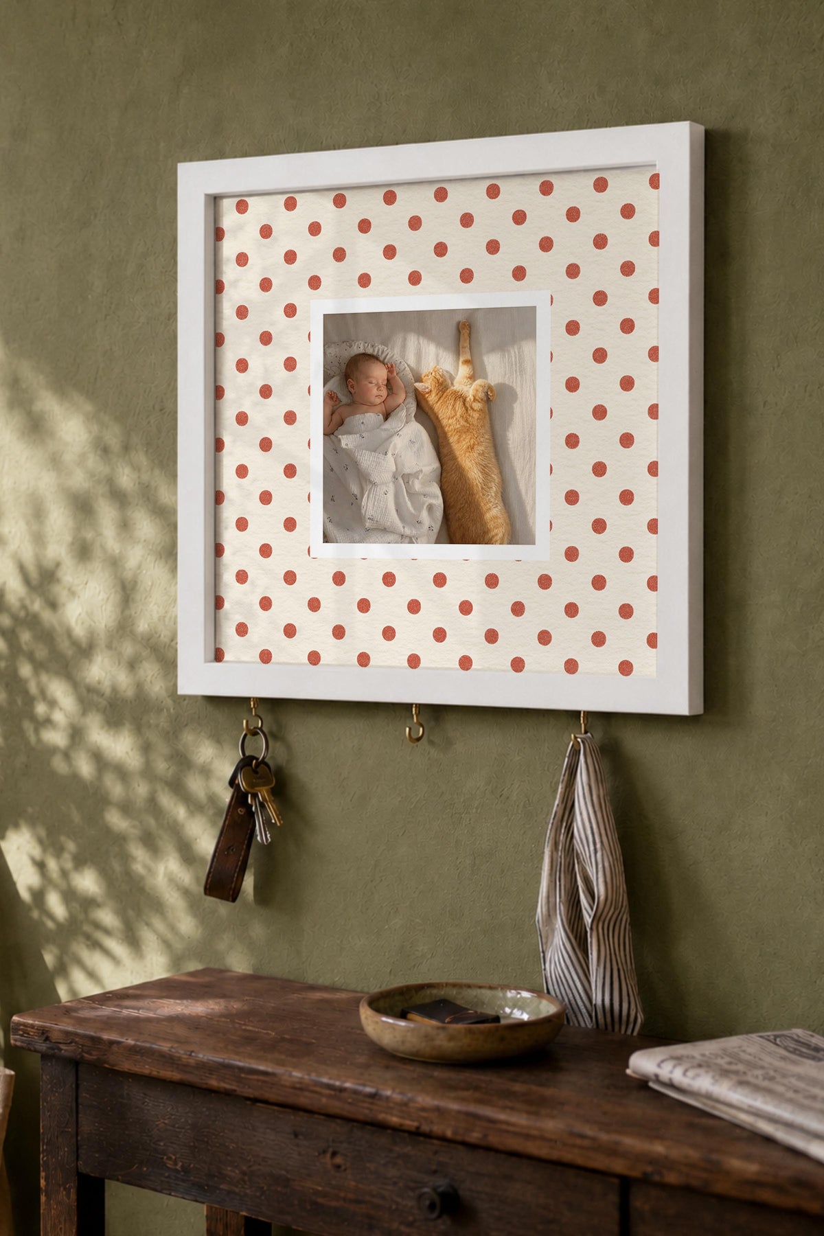 Krem Puantiyeli Kişiye Özel Tablo Anahtarlık, Photobooth Stili, Beyaz Fotoğraf Çerçevesi Kare