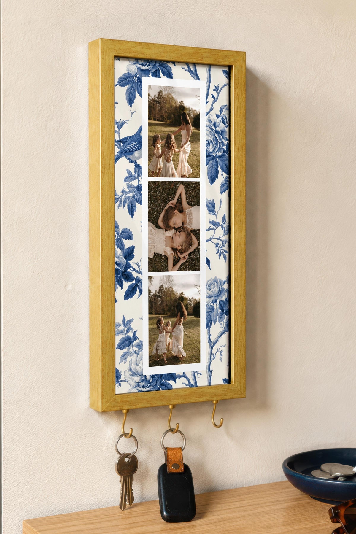 Mavi Çiçekli Kuş Desenli Kişiye Özel Tablo Anahtarlık, Photobooth Stili, Gold Fotoğraf Çerçevesi Dikey