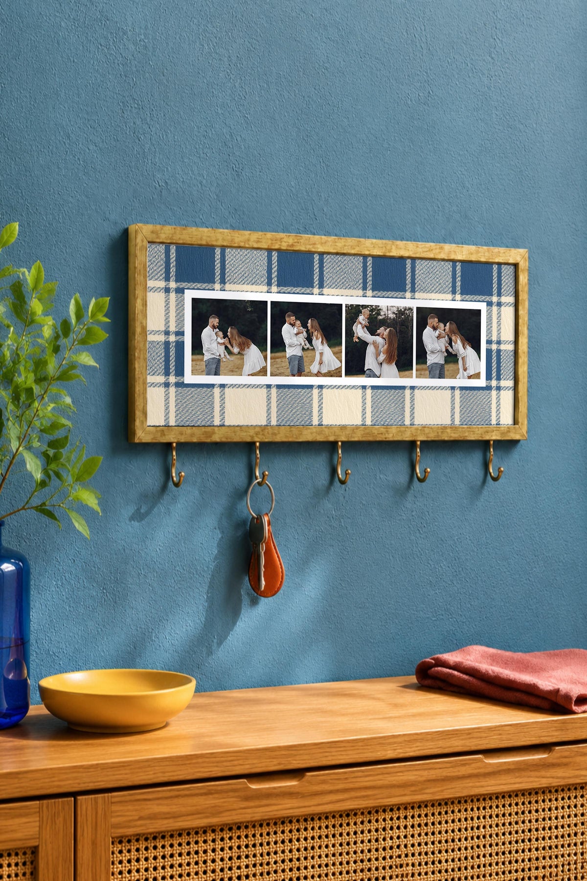 Lacivert Ekoseli Kişiye Özel Tablo Anahtarlık, Photobooth Stili, Gold Fotoğraf Çerçevesi Yatay