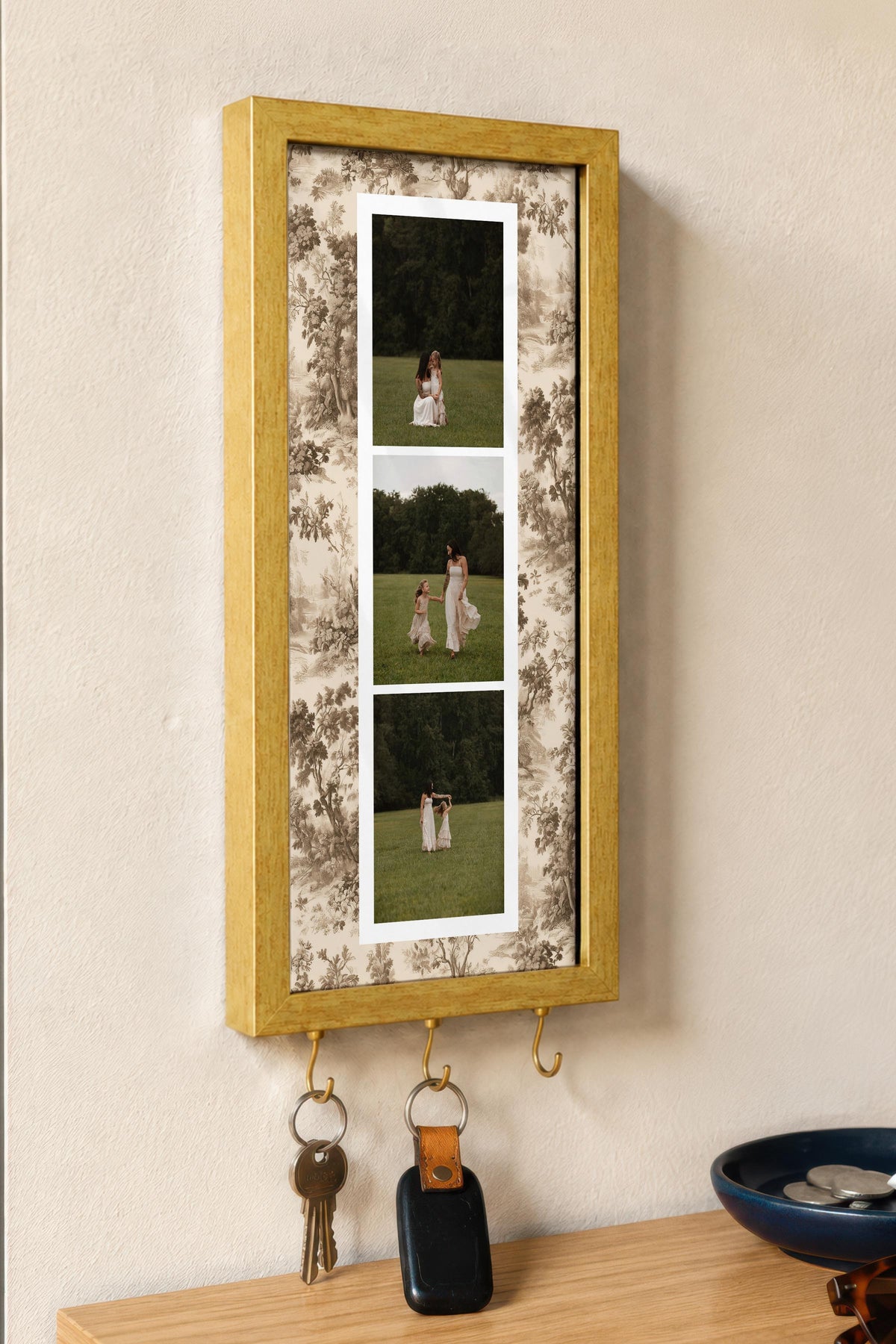 Koyu Yaprak Desenli Kişiye Özel Tablo Anahtarlık, Photobooth Stili, Gold Fotoğraf Çerçevesi Dikey