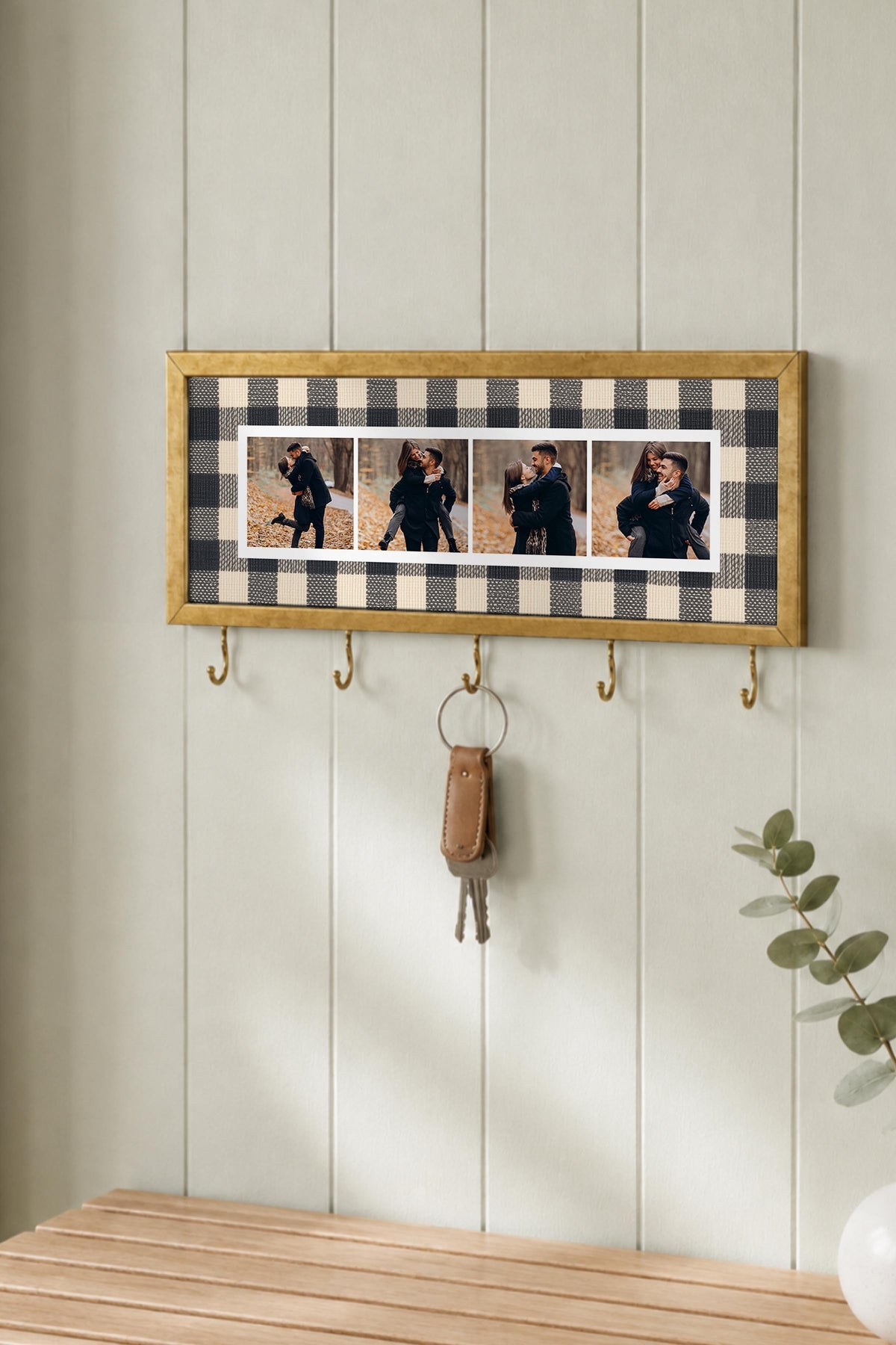 Krem ve Mavi Ekose Kişiye Özel Tablo Anahtarlık, Photobooth Stili, Gold Fotoğraf Çerçevesi Yatay