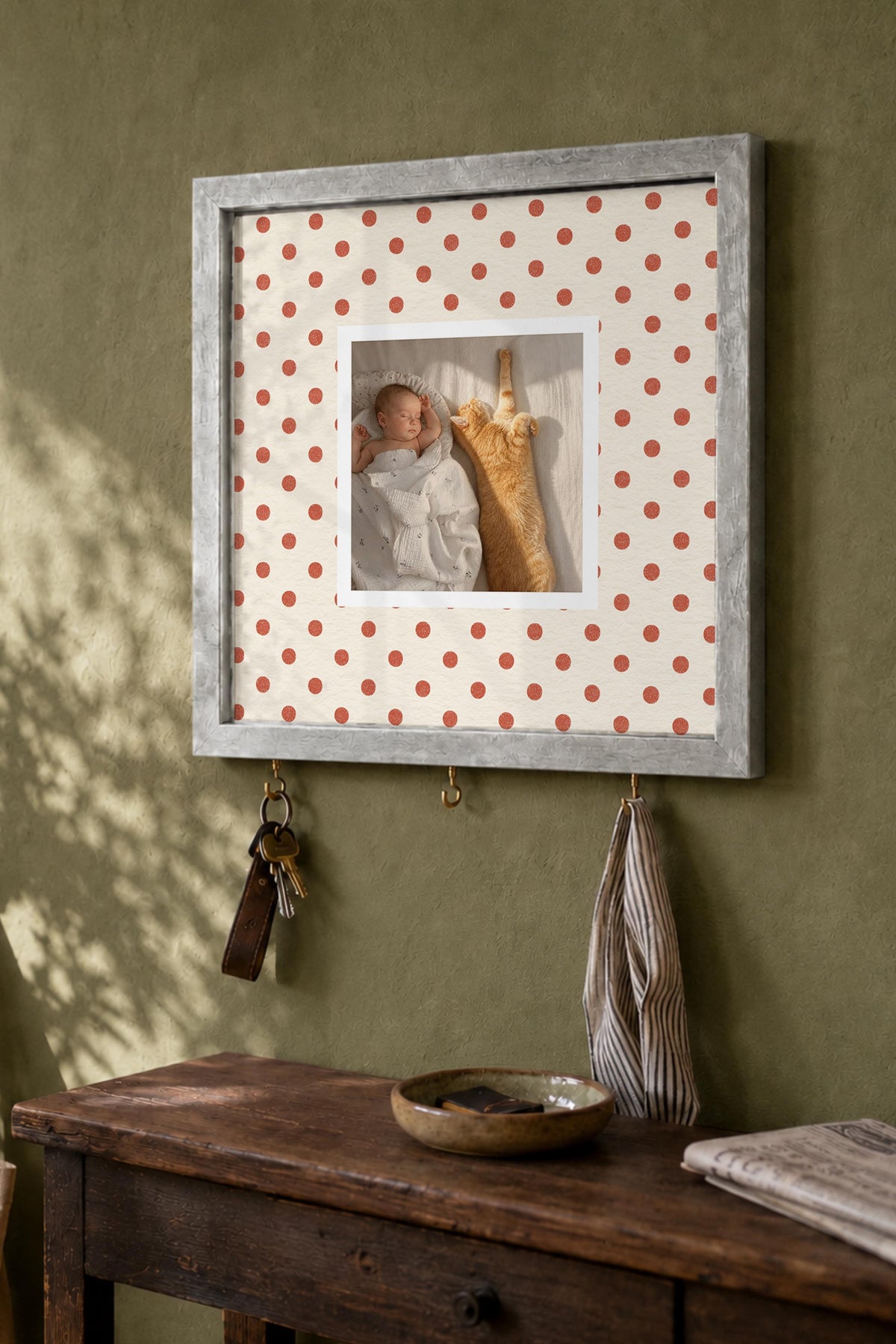 Krem Puantiyeli Kişiye Özel Tablo Anahtarlık, Photobooth Stili, Gümüş Fotoğraf Çerçevesi Kare