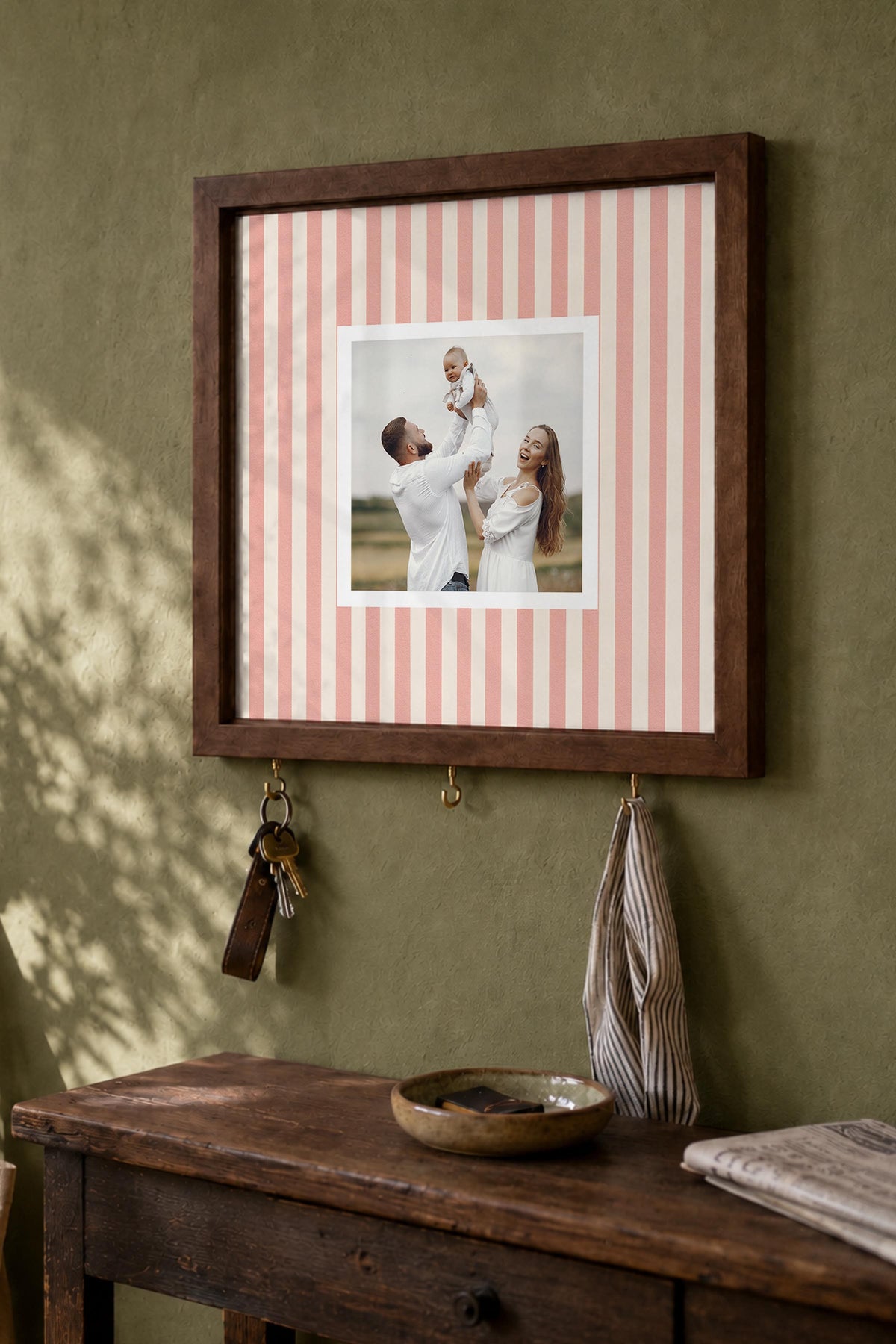 Açık Pembe Çizgili Kişiye Özel Tablo Anahtarlık, Photobooth Stili, Kahverengi Fotoğraf Çerçevesi Kare