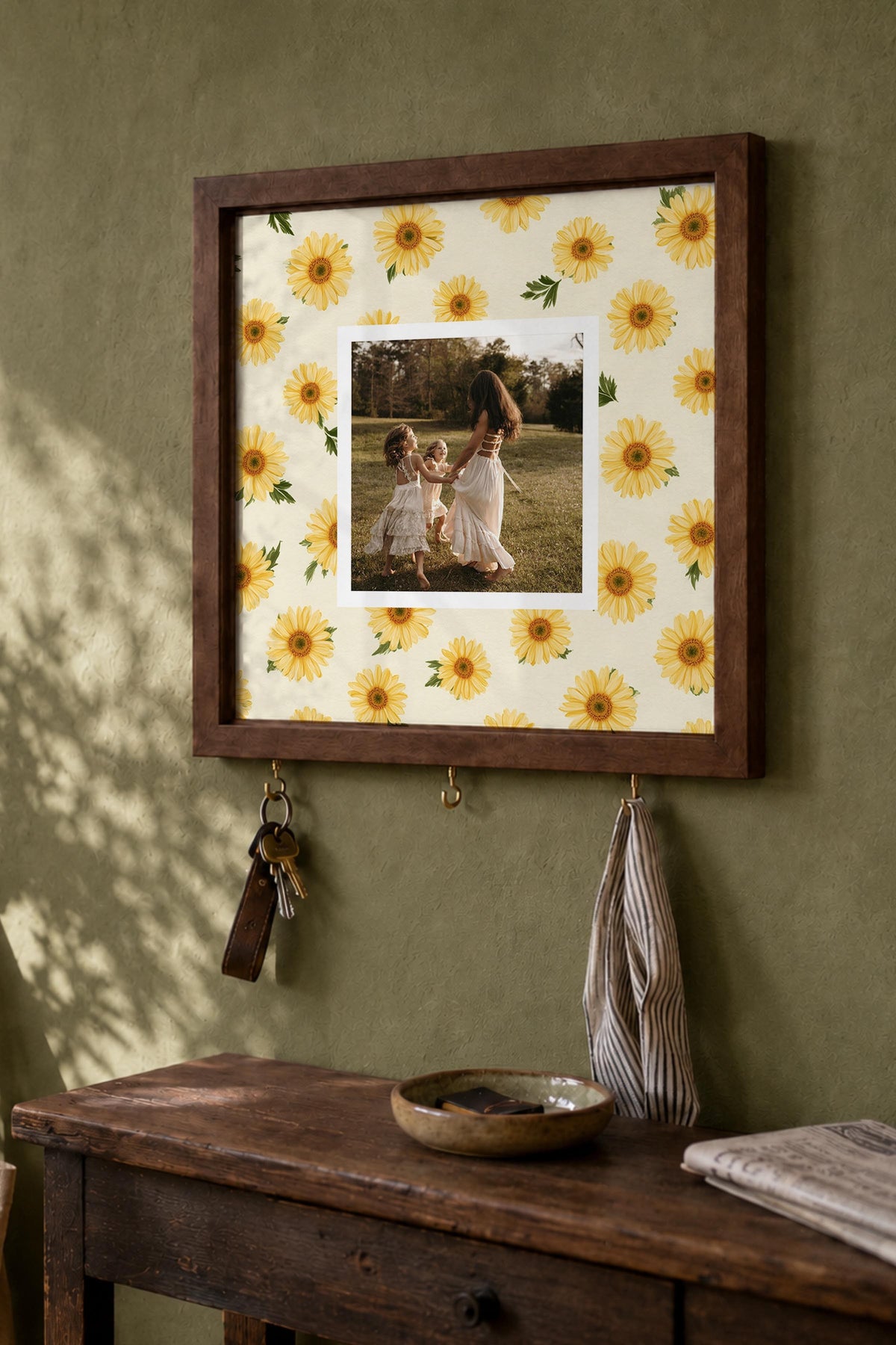 Sarı Güneş Çiçeği Desenli Kişiye Özel Tablo Anahtarlık, Photobooth Stili, Kahverengi Fotoğraf Çerçevesi Kare