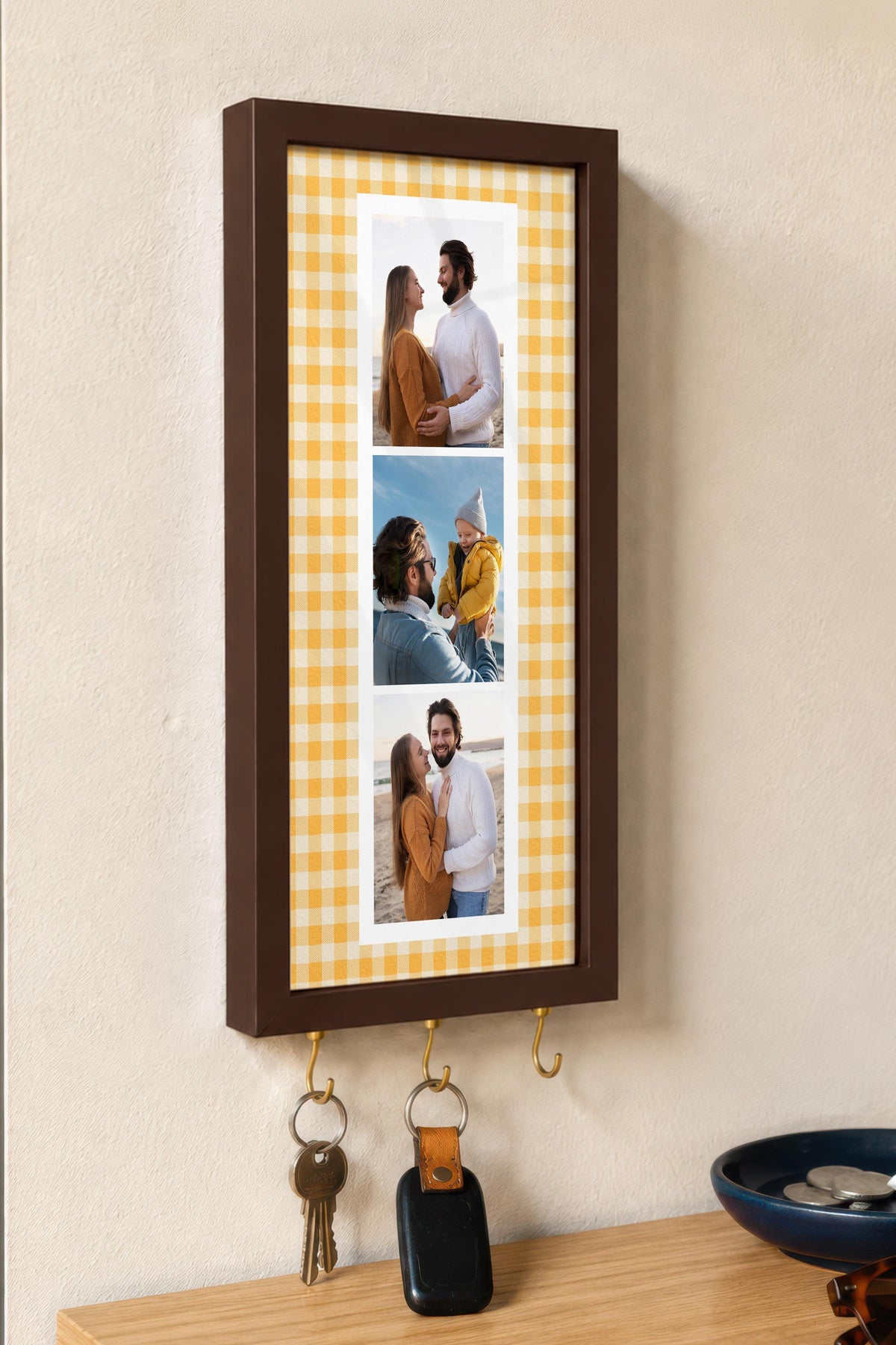 Canlı Sarı Ekose Desenli Kişiye Özel Tablo Anahtarlık, Photobooth Stili, Kahverengi Fotoğraf Çerçevesi Dikey