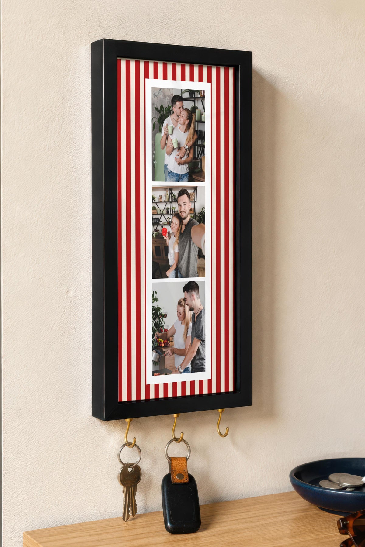 Parlak Kırmızı Çizgili Kişiye Özel Tablo Anahtarlık, Photobooth Stili, Siyah Fotoğraf Çerçevesi Dikey