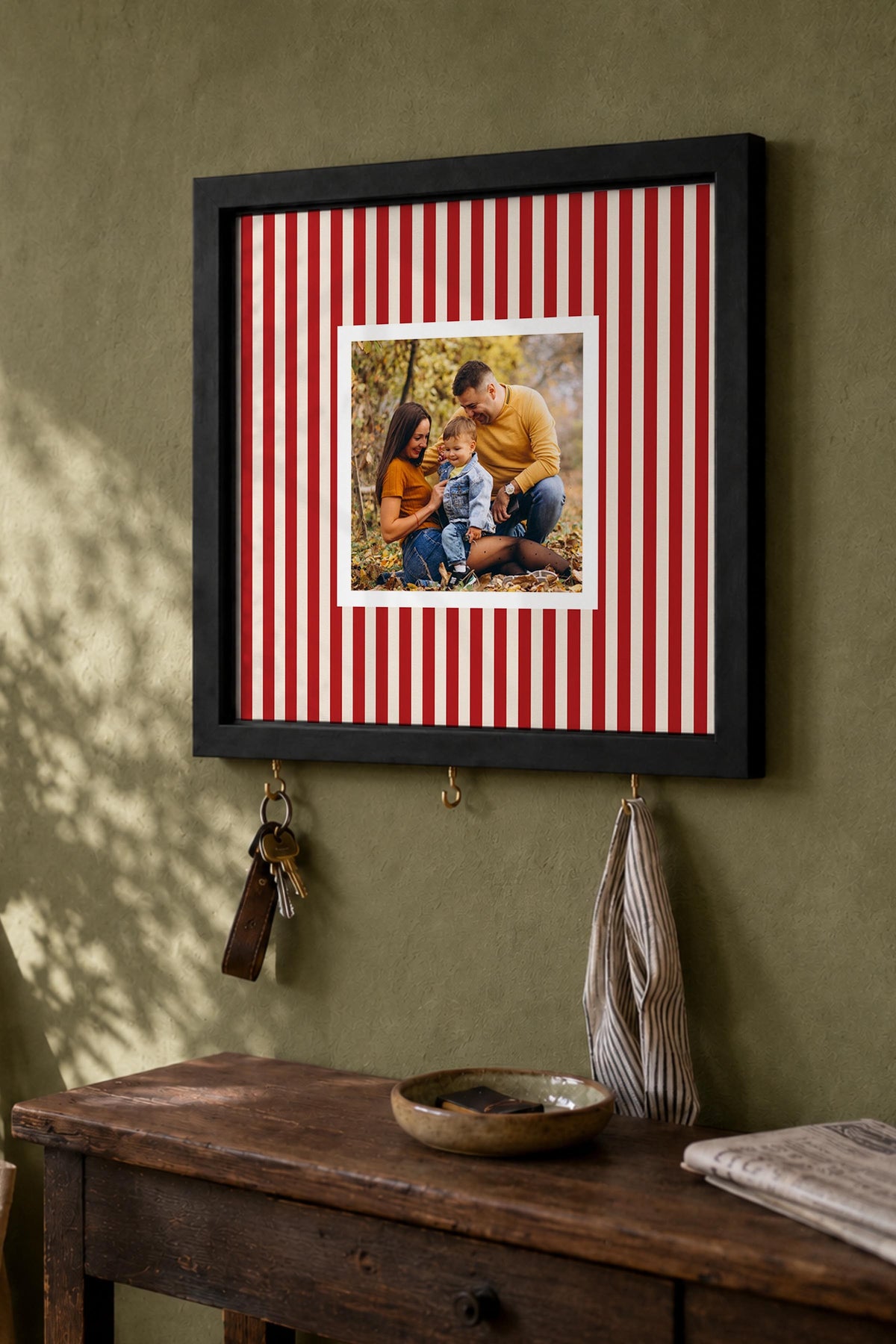 Parlak Kırmızı Çizgili Kişiye Özel Tablo Anahtarlık, Photobooth Stili, Siyah Fotoğraf Çerçevesi Kare