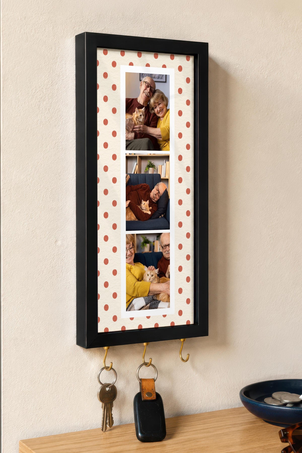 Krem Puantiyeli Kişiye Özel Tablo Anahtarlık, Photobooth Stili, Siyah Fotoğraf Çerçevesi Dikey