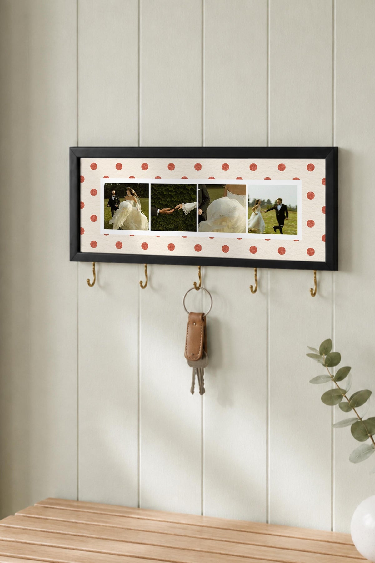 Krem Puantiyeli Kişiye Özel Tablo Anahtarlık, Photobooth Stili, Siyah Fotoğraf Çerçevesi Yatay