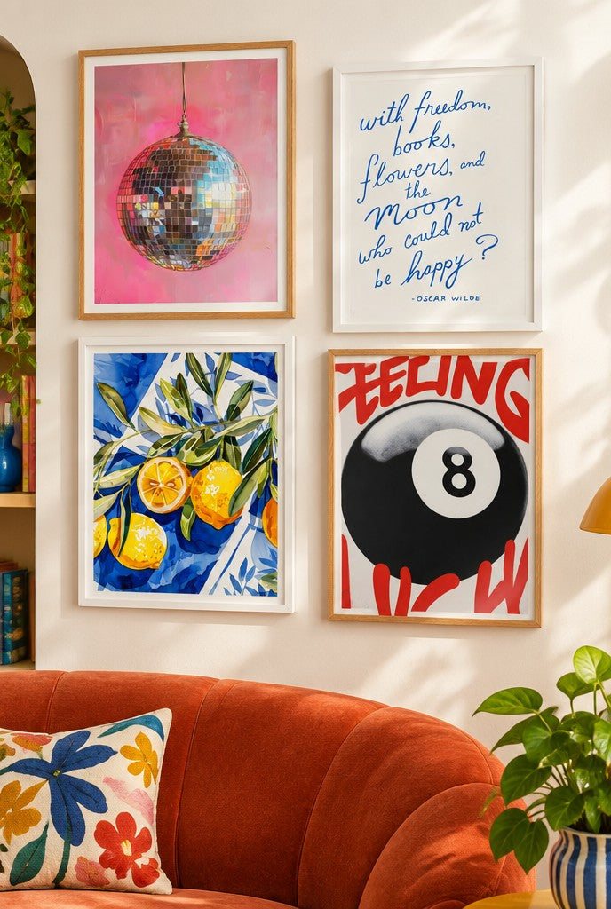 Maximalist posterlerden oluşan galeri duvarı