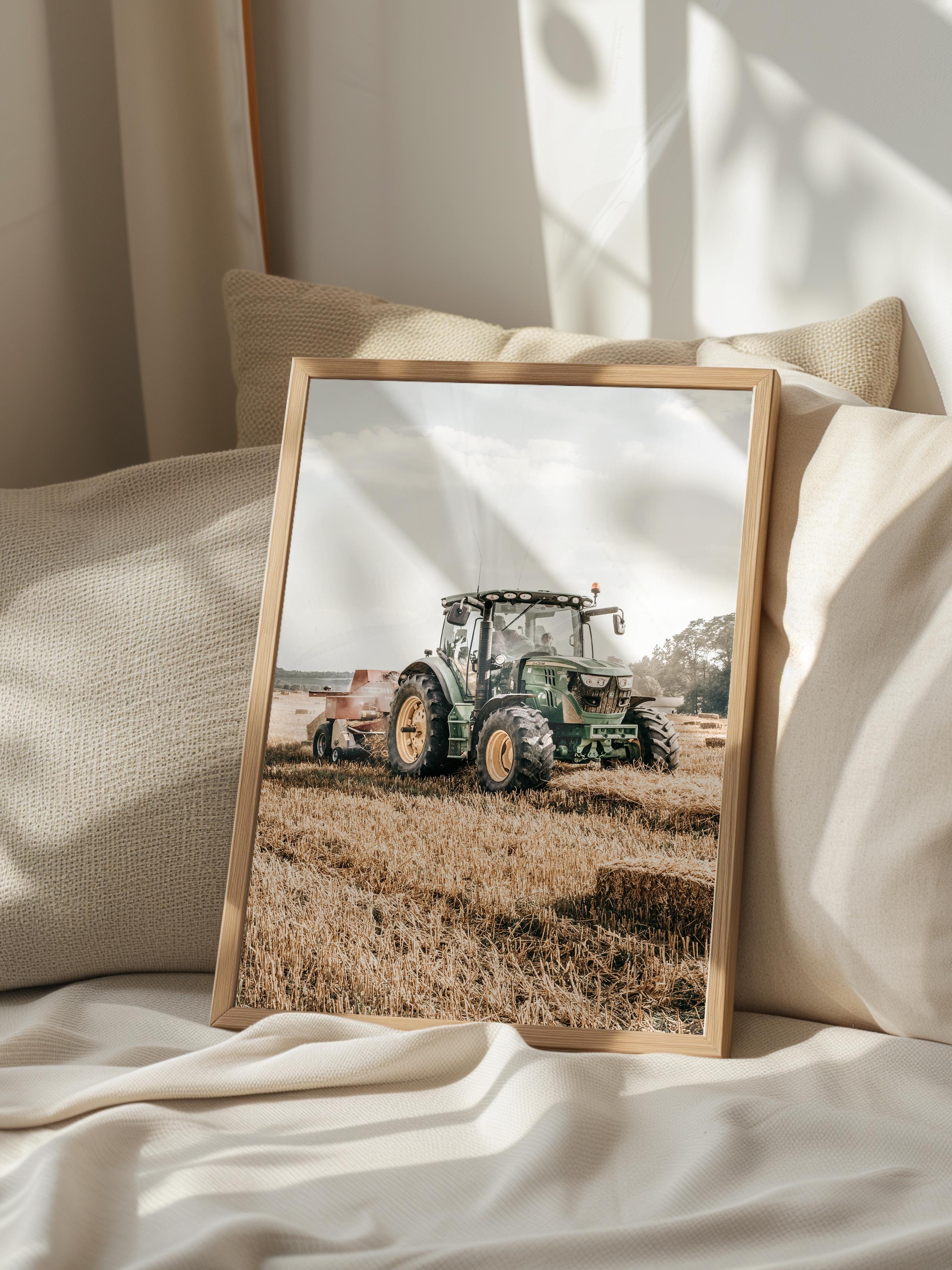 Rustic Çerçevesiz Poster, İskandinav Kahverengi Poster, NO:208 Tarlada Traktör ve Çiftçi Fotoğraf