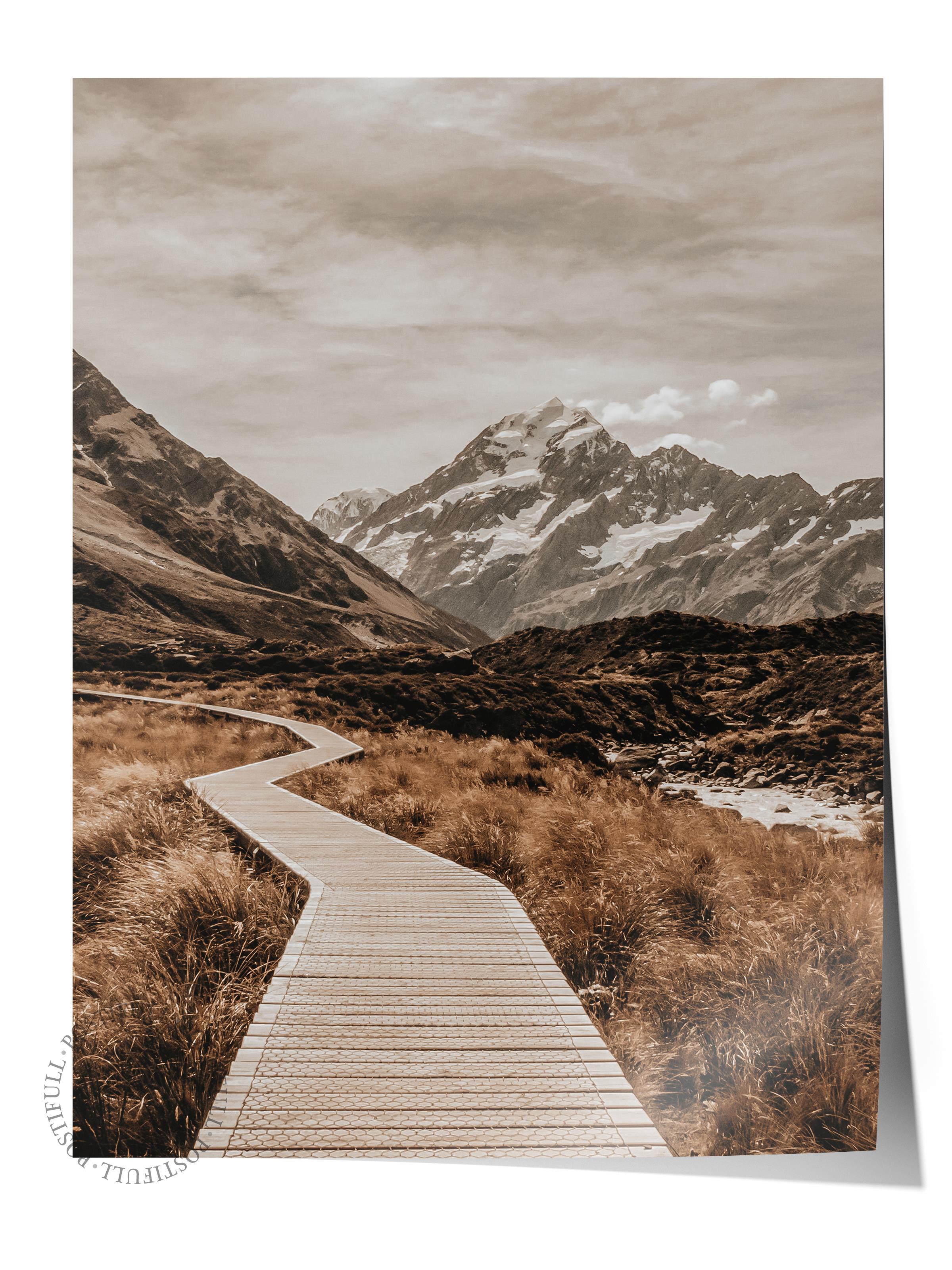 Rustic Çerçevesiz Poster, İskandinav Kahverengi Poster, NO:21 Tahta Yol ve Dağlar Fotoğraf, Dikey