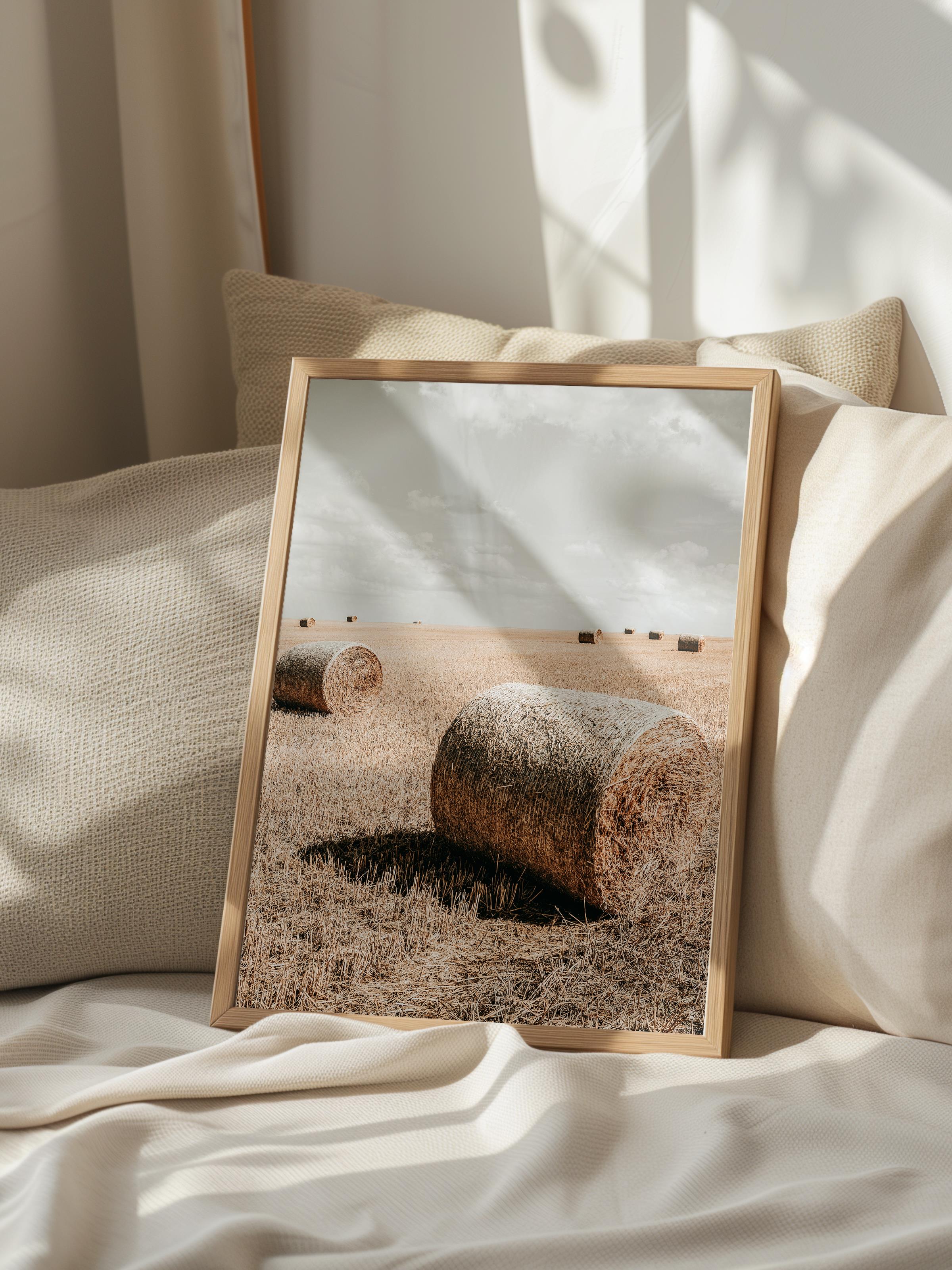 Rustic Çerçevesiz Poster, İskandinav Kahverengi Poster, NO:230 Tarlada Saman Balyası Fotoğraf, Dikey