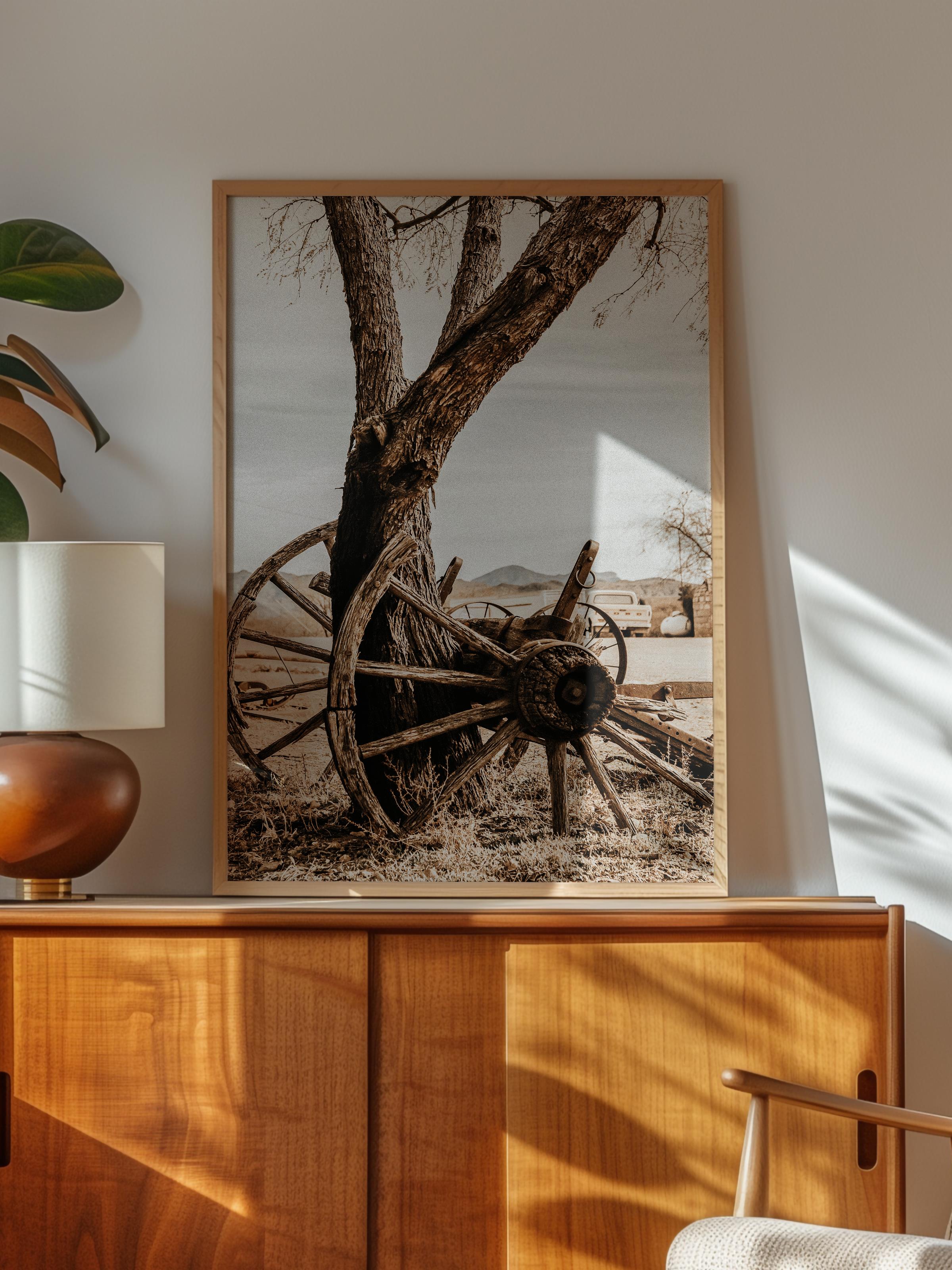 Rustic Çerçevesiz Poster, İskandinav Kahverengi Poster, NO:30 Eski Tekerlek ve Ağaç Fotoğraf, Dikey