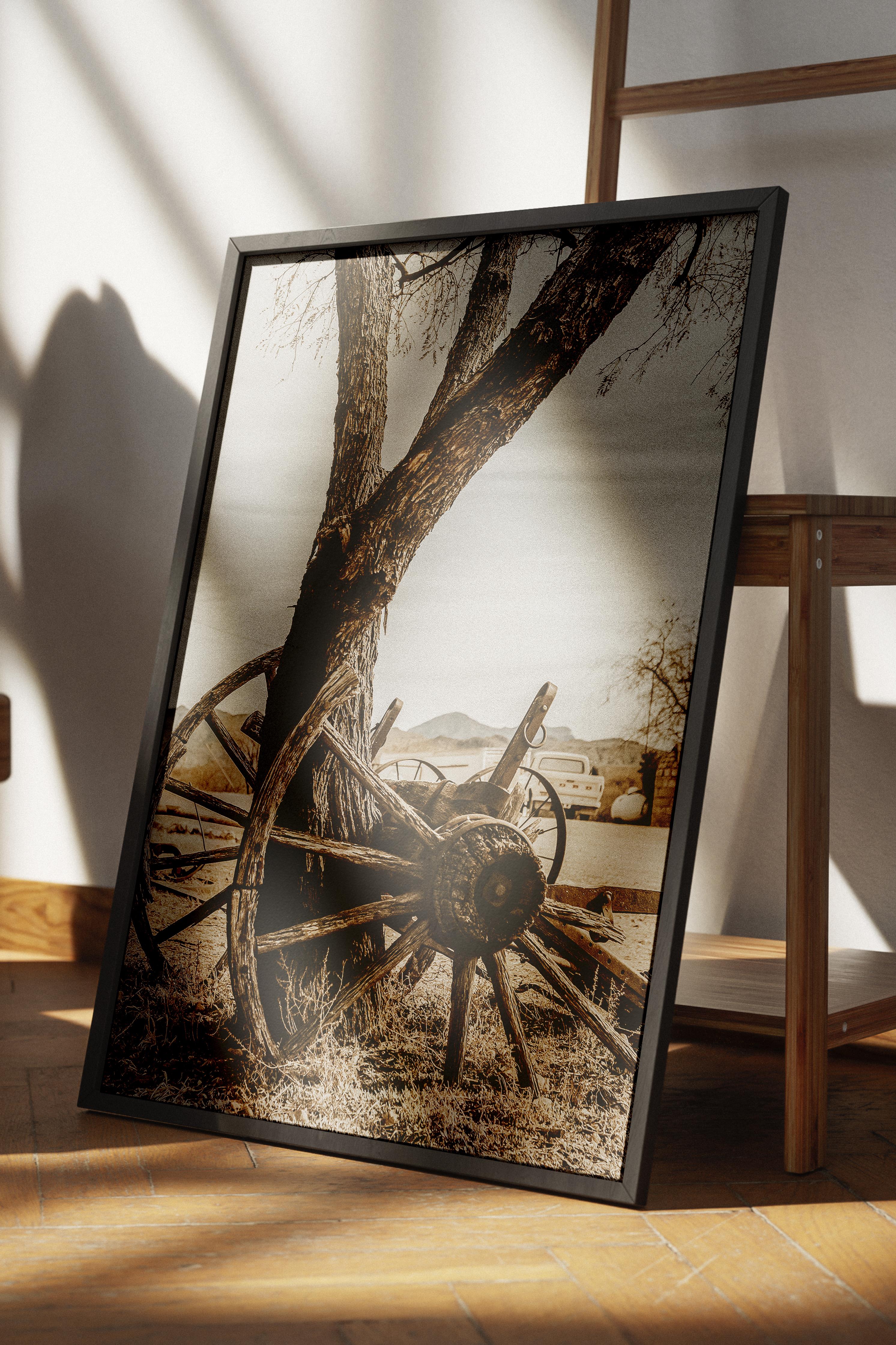 Rustic Çerçevesiz Poster, İskandinav Kahverengi Poster, NO:30 Eski Tekerlek ve Ağaç Fotoğraf, Dikey