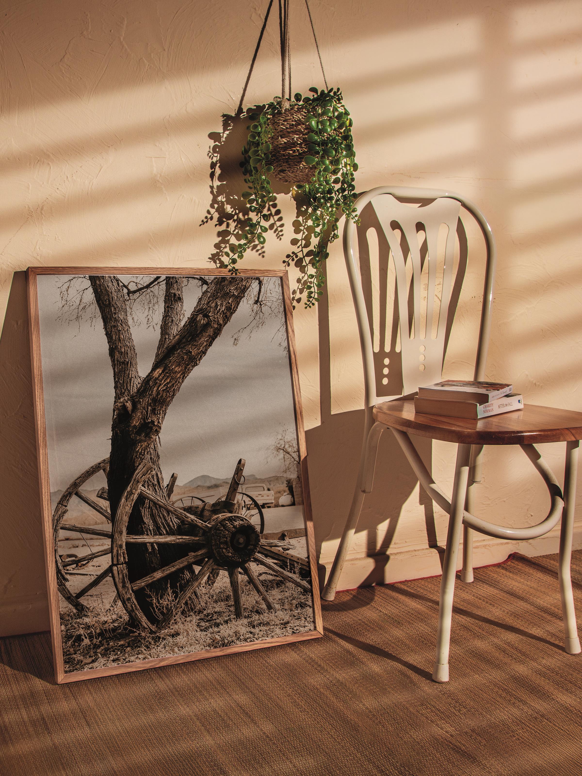Rustic Çerçevesiz Poster, İskandinav Kahverengi Poster, NO:30 Eski Tekerlek ve Ağaç Fotoğraf, Dikey