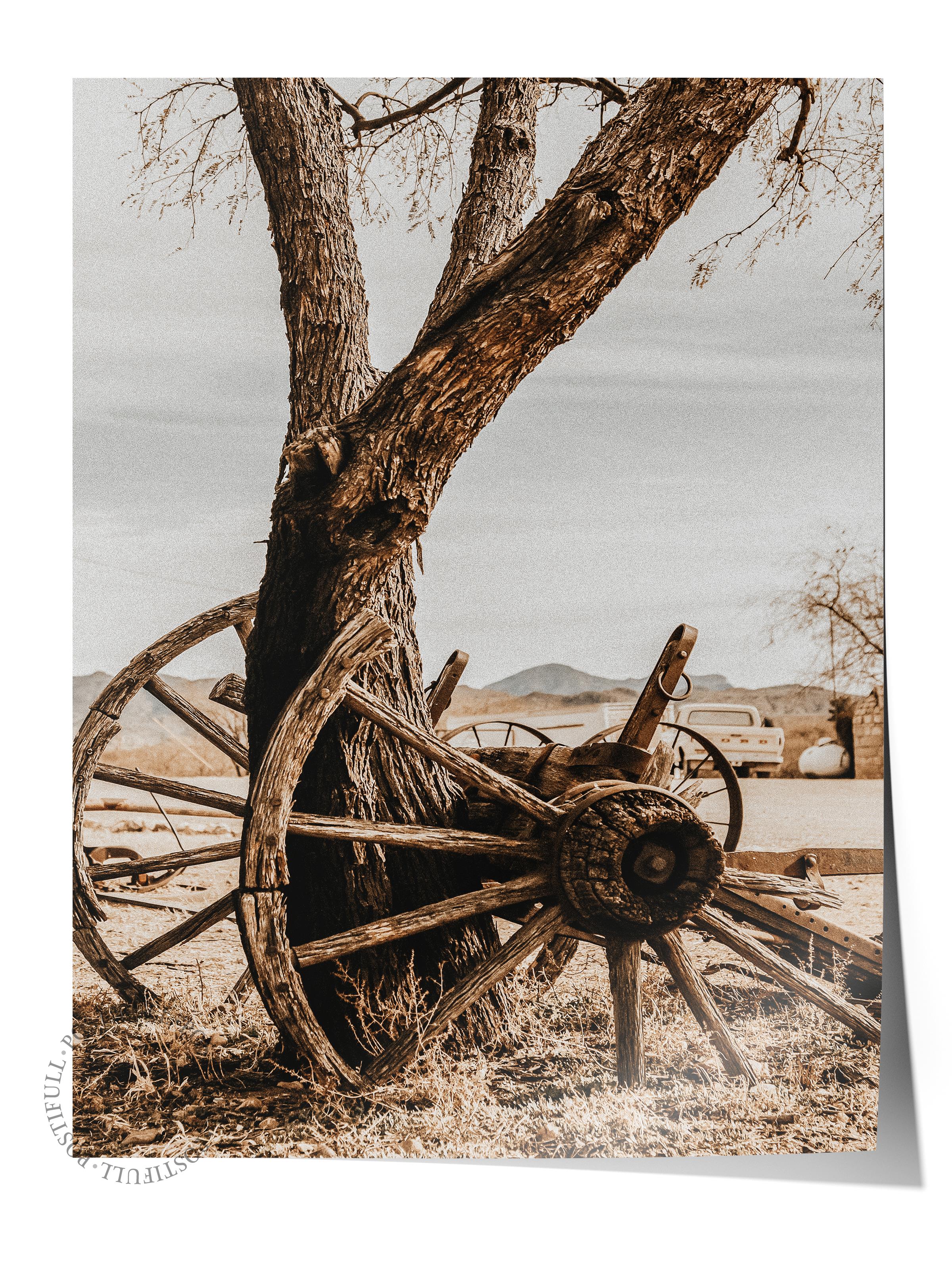 Rustic Çerçevesiz Poster, İskandinav Kahverengi Poster, NO:30 Eski Tekerlek ve Ağaç Fotoğraf, Dikey