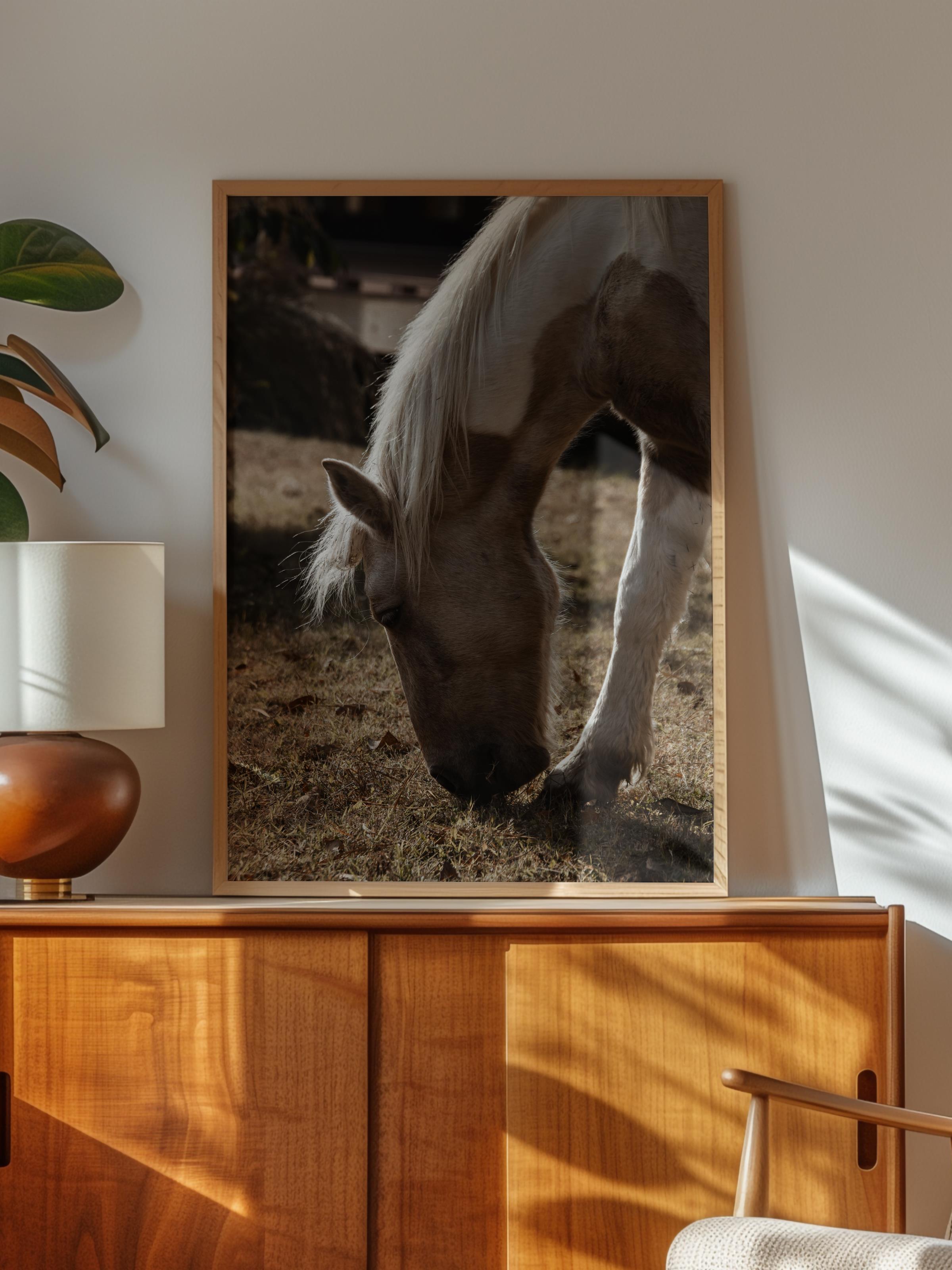 Rustic Çerçevesiz Poster, İskandinav Kahverengi Poster, NO:52 Otlayan At Fotoğraf, Dikey