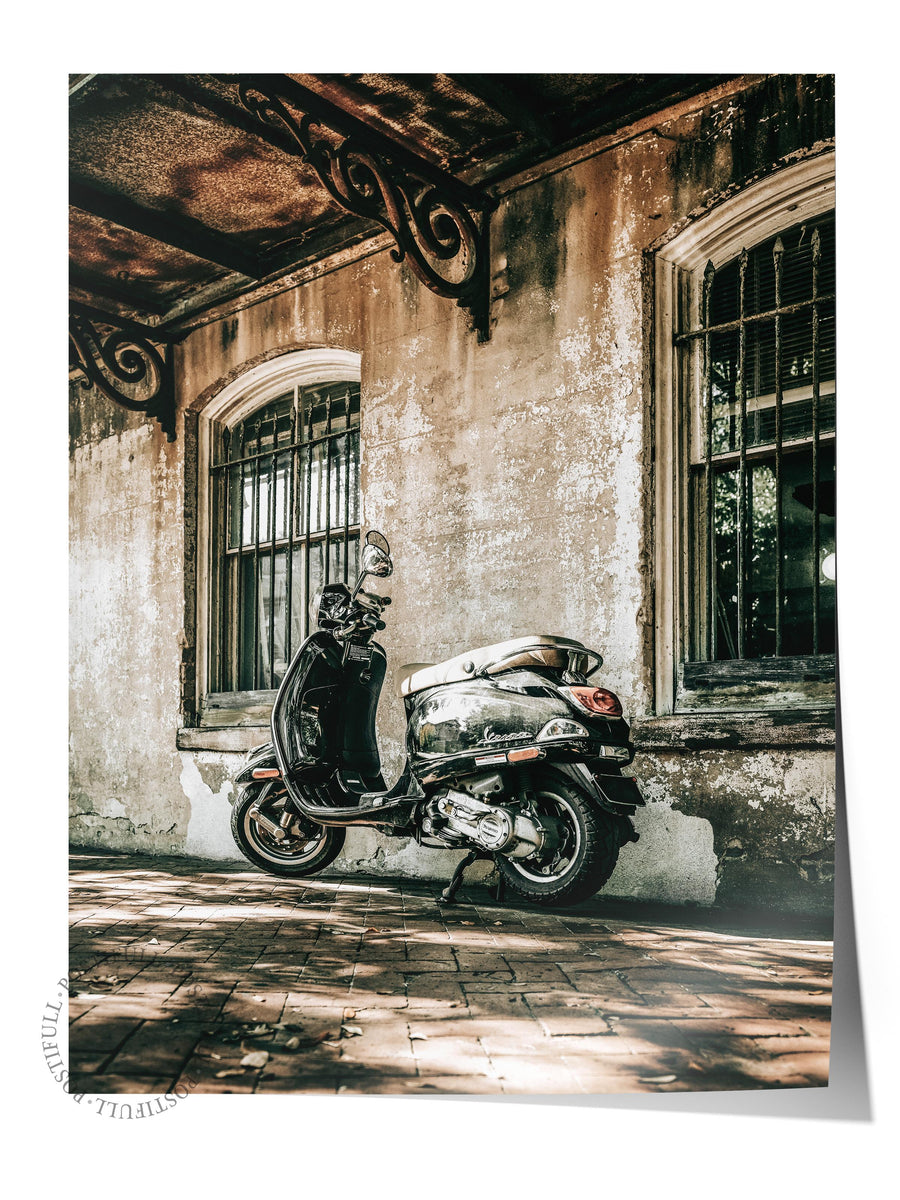 Nostaljik Sokakta Scooter Rustic Çerçevesiz Poster