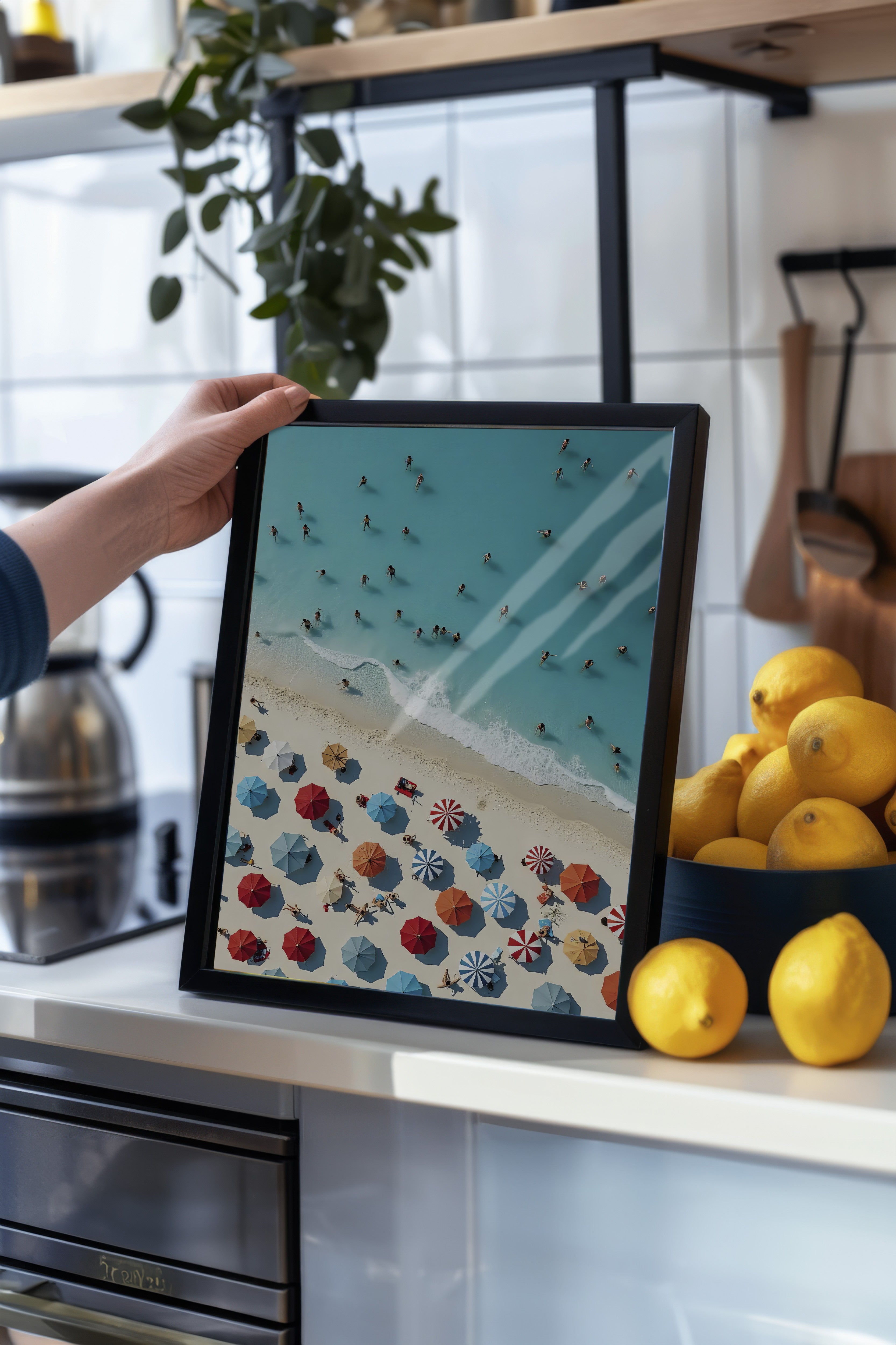 Siyah Çerçeveli Poster Tablo, Plajdaki İnsanlar, Fotoğraf, Mavi Renk Poster, 2025 Yaz Seçkisi, NO:109495