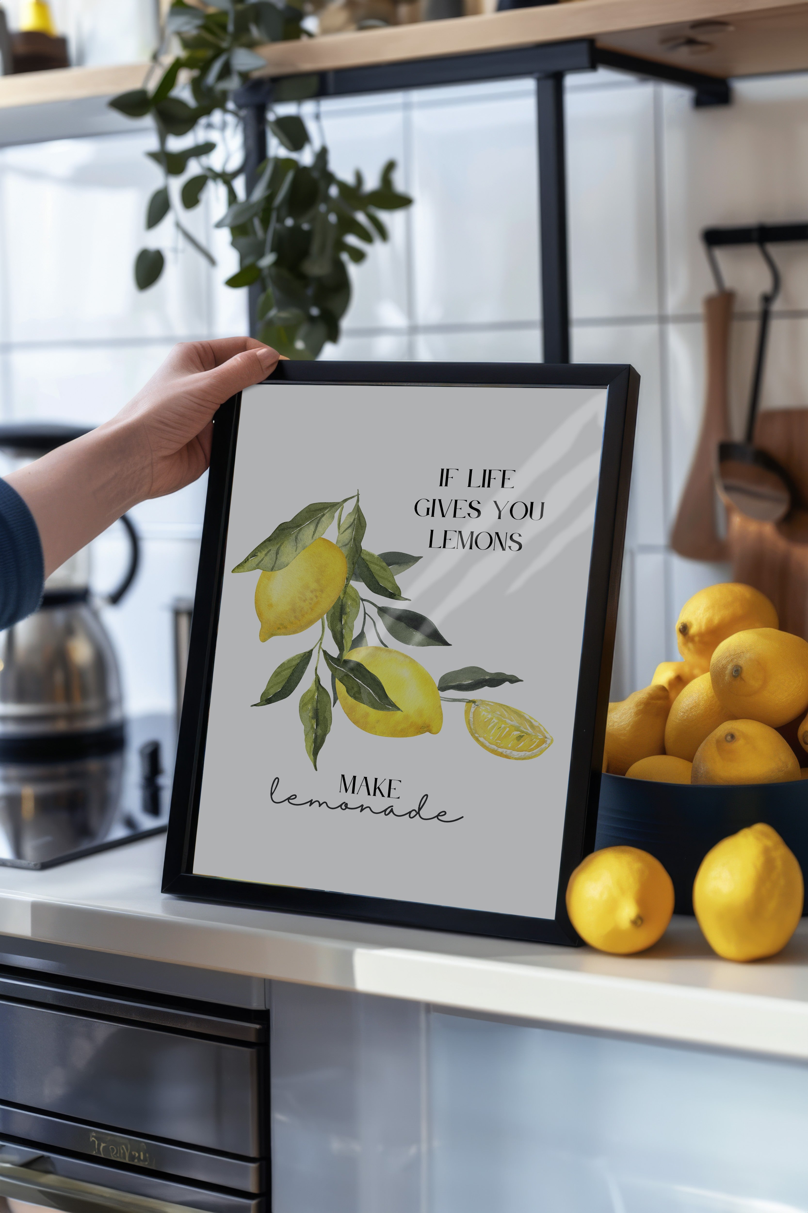 Siyah Çerçeveli Tablo, Limonlar, Yapraklar, Metin, Suluboya, Tipografi Tabanlı, Sarı, Yeşil Renk Poster, 2025 Yaz Seçkisi, NO:109807