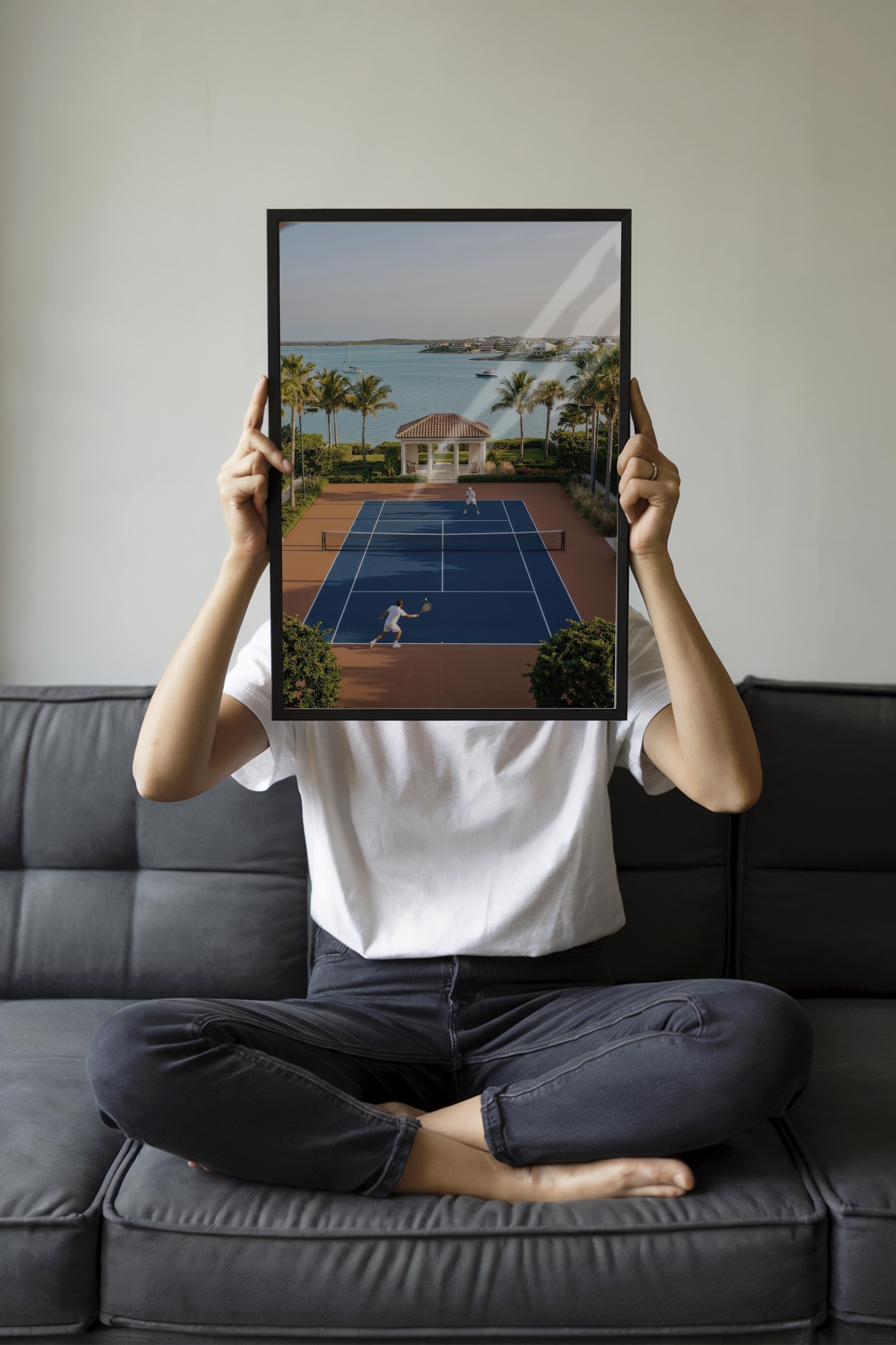 Tenis Kortu ve Deniz Manzarası Posteri, Siyah Çerçeveli Poster, Old Money Serisi, NO:113189